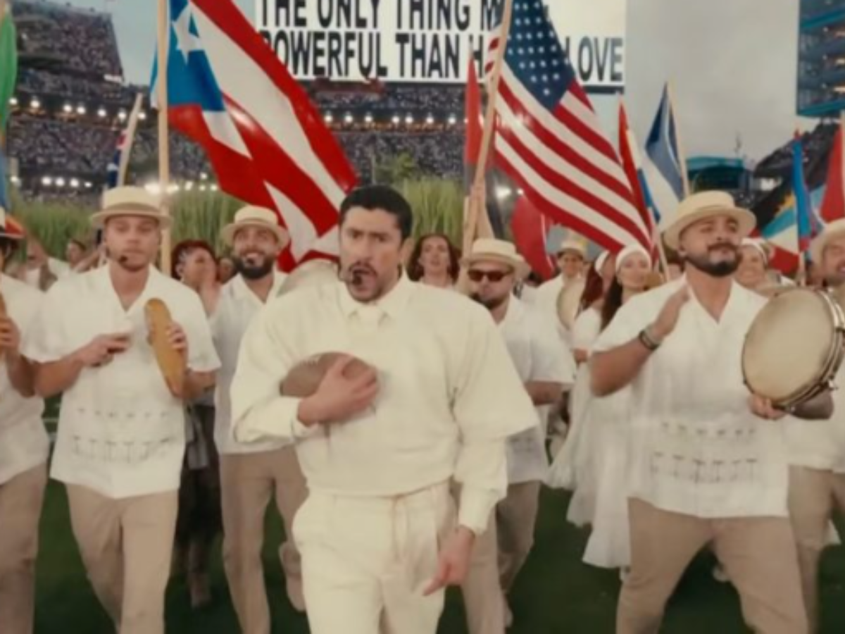 Bad Bunny no Super Bowl: quando a arte virou mensagem e o artista transcendeu o espetáculo